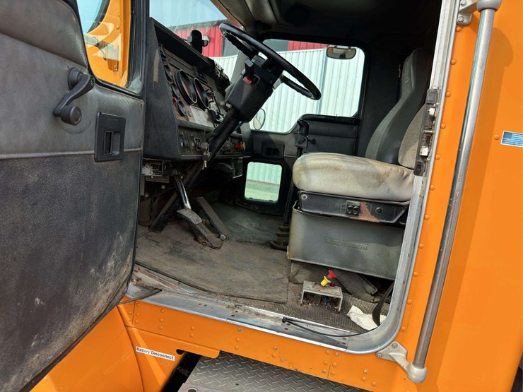 1999-kenworth-t300-image-31