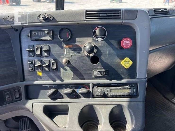 2006-freightliner-columbia-120-image-49