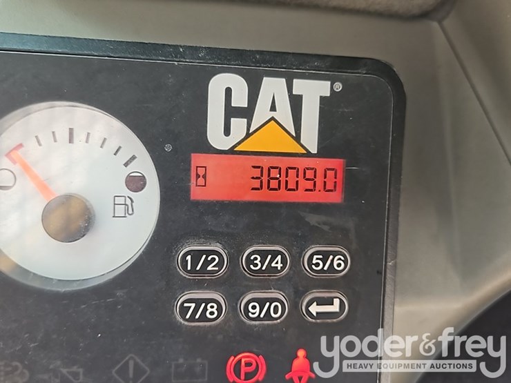 2015-caterpillar-257d-image-30