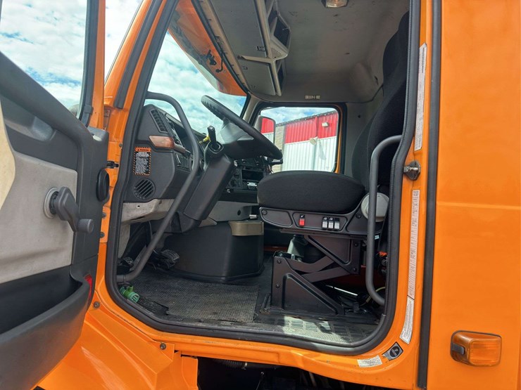 2007-volvo-vnm200-semi-truck-image-17