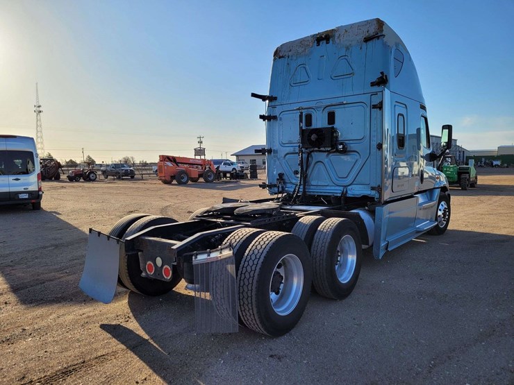 2014-freightliner-cascadia-125-image-3