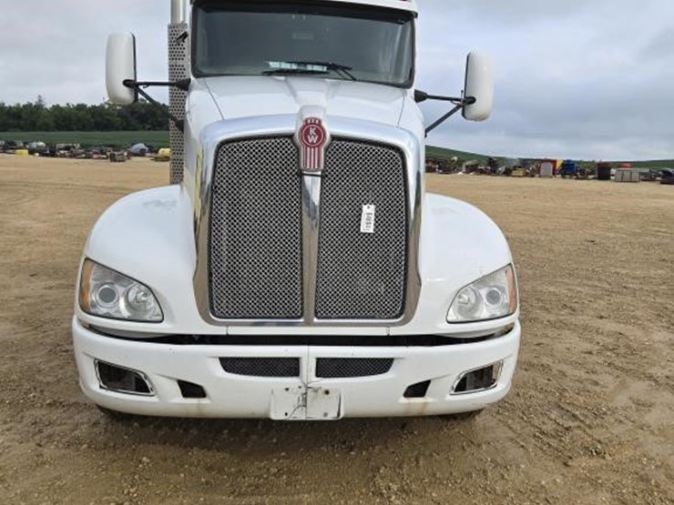 2013-kenworth-t660-image-2