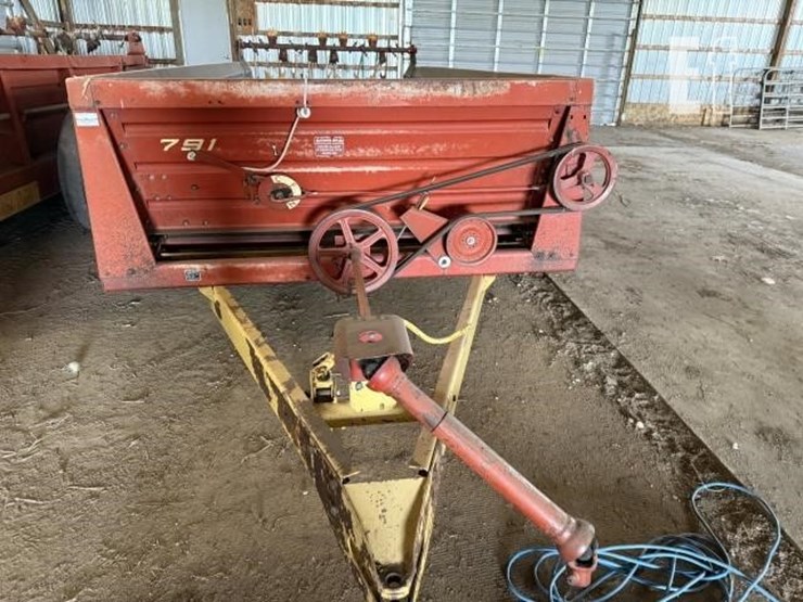 new-holland-791-image-3