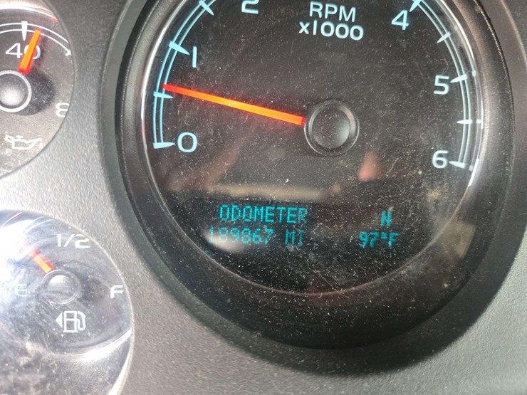 2009-chevrolet-suburban-1500-image-21