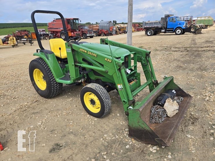 2000-john-deere-4400-image-1