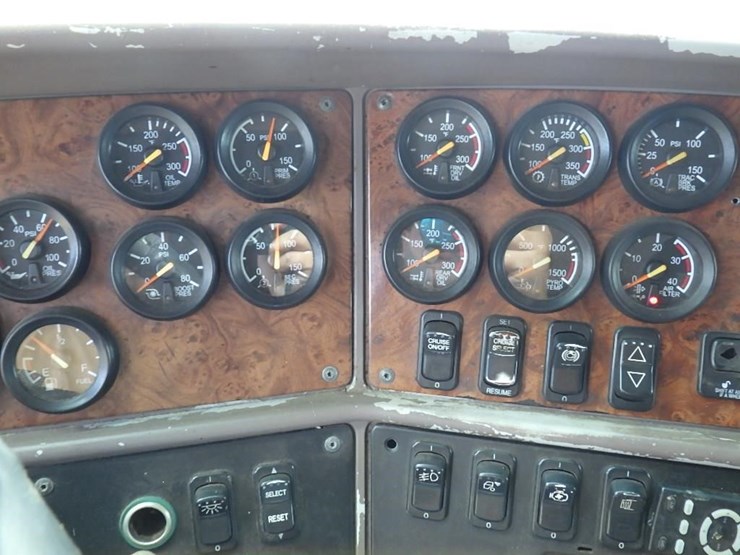 2005-peterbilt-387-image-21
