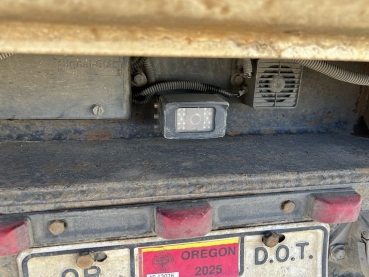 2020-peterbilt-567-image-17