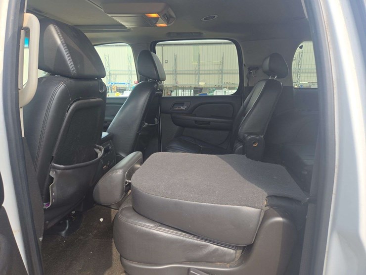 2009-chevrolet-suburban-1500-image-10