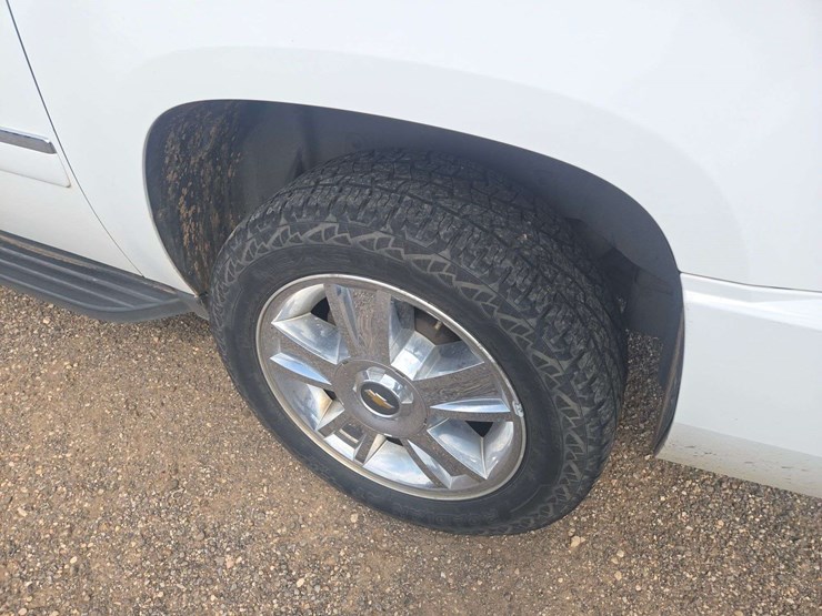 2009-chevrolet-suburban-1500-image-5