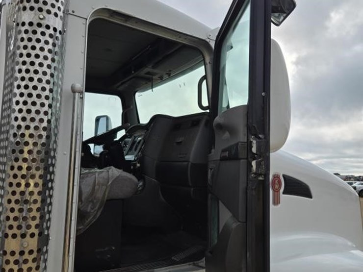 2013-kenworth-t660-image-6