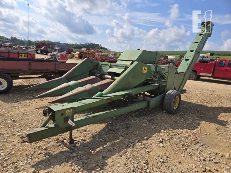 john-deere-300-image-1