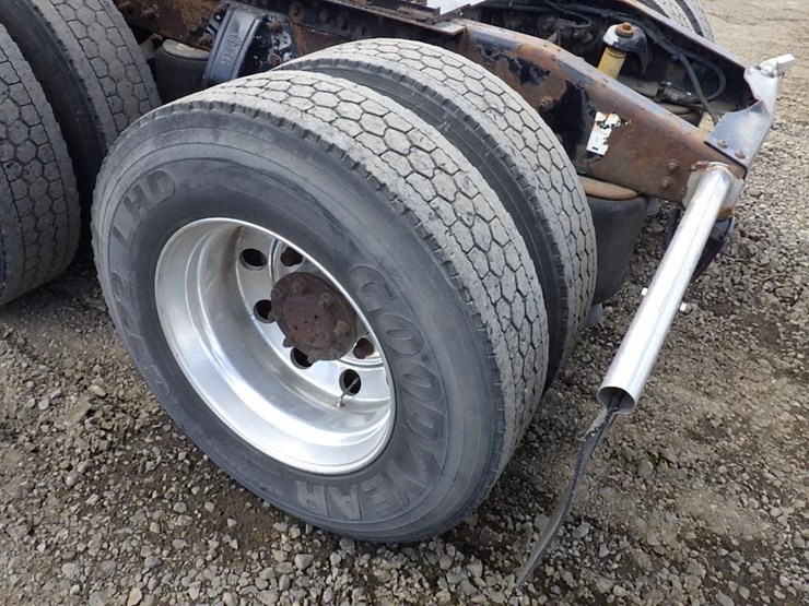 2005-peterbilt-387-image-44