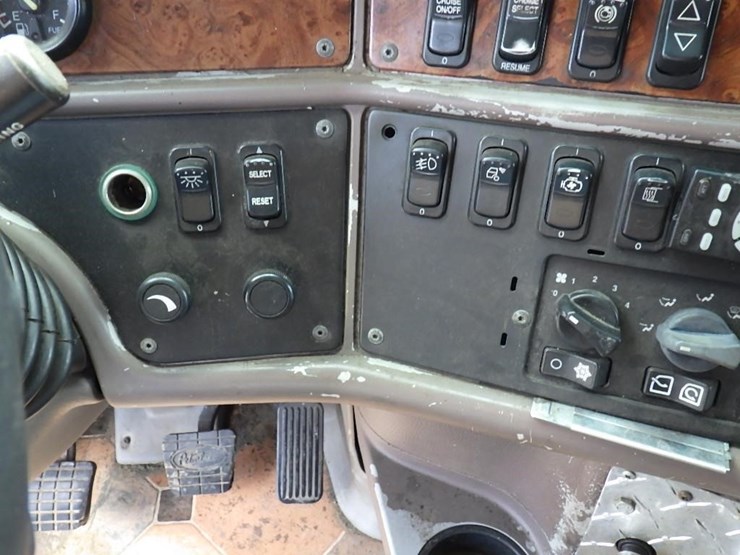 2005-peterbilt-387-image-22