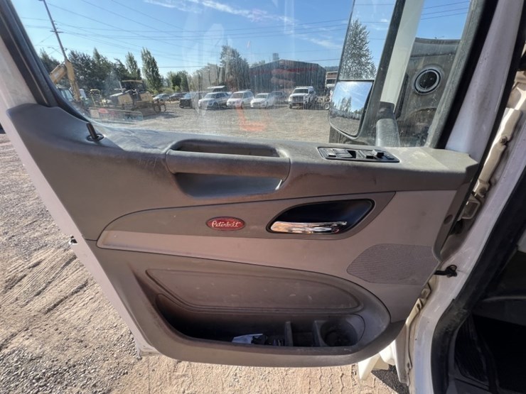 2020-peterbilt-567-image-25