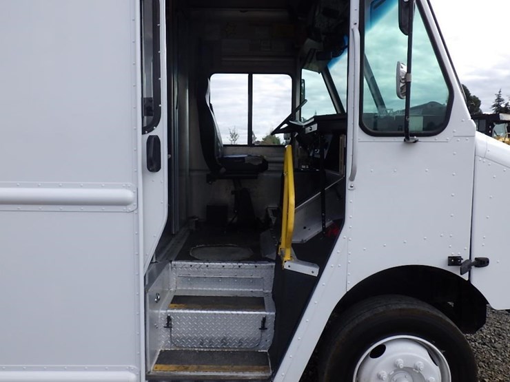2012-freightliner-mt55-image-10