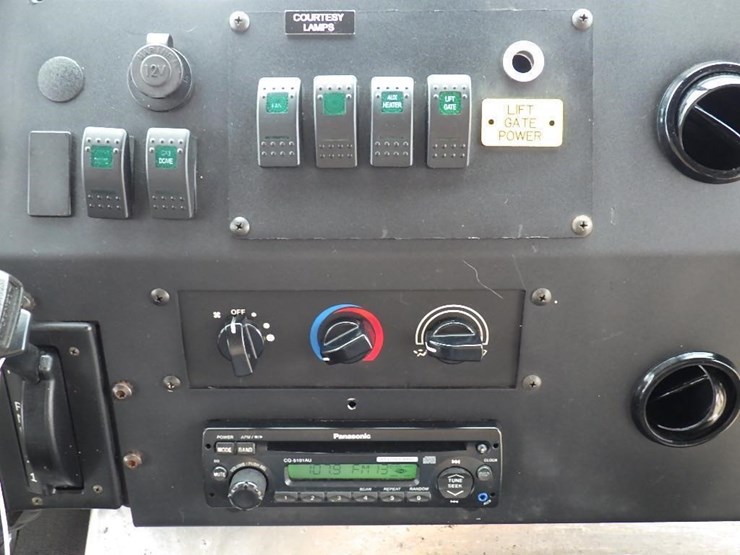2012-freightliner-mt55-image-23