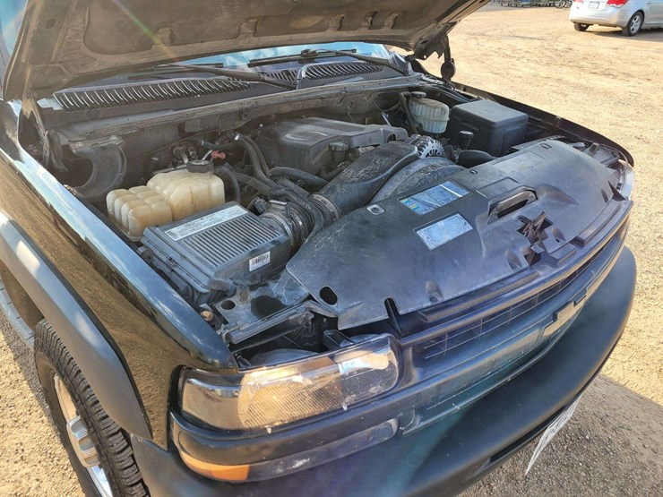 2004-chevrolet-suburban-image-15