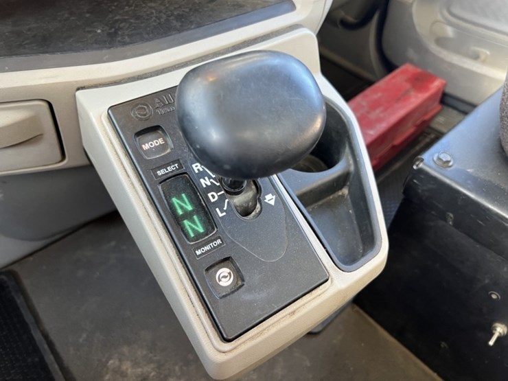 2020-peterbilt-567-image-36