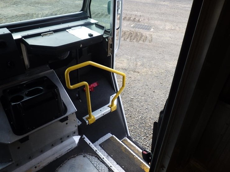 2012-freightliner-mt55-image-15