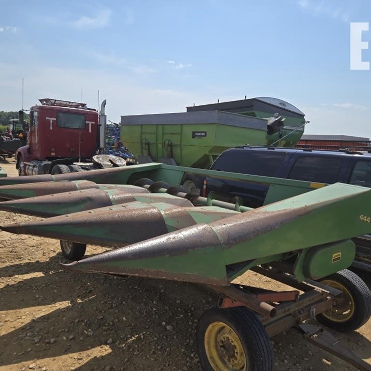 JOHN DEERE 444