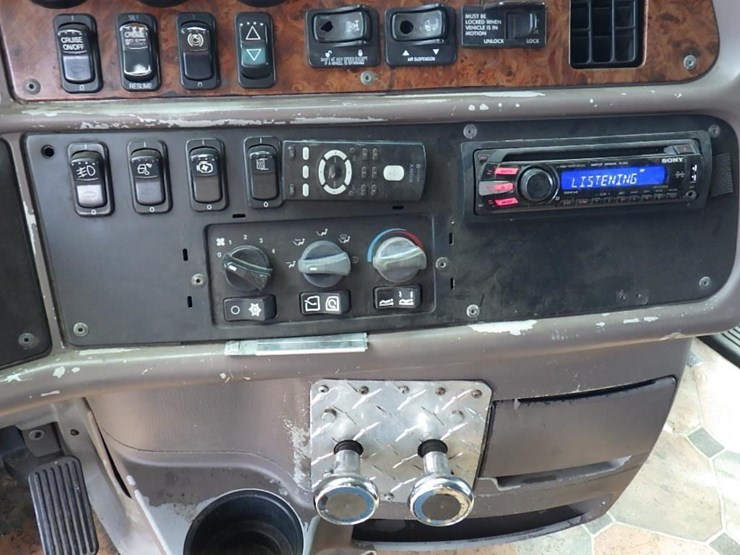 2005-peterbilt-387-image-24