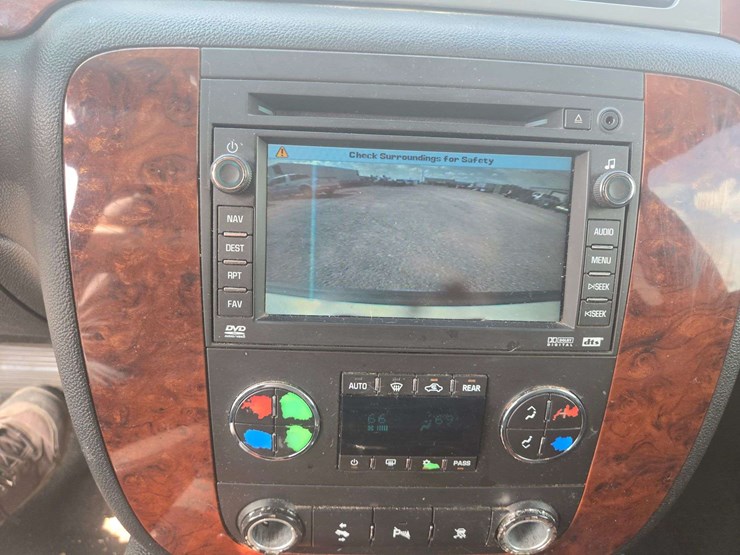 2009-chevrolet-suburban-1500-image-16