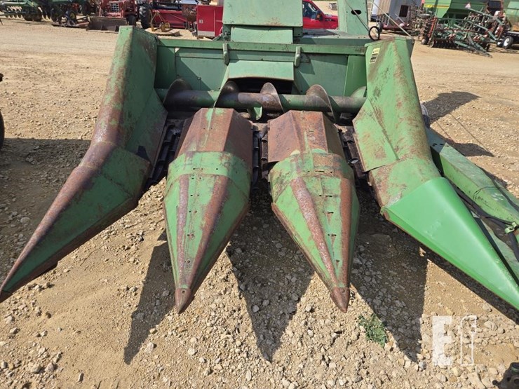 john-deere-300-image-4