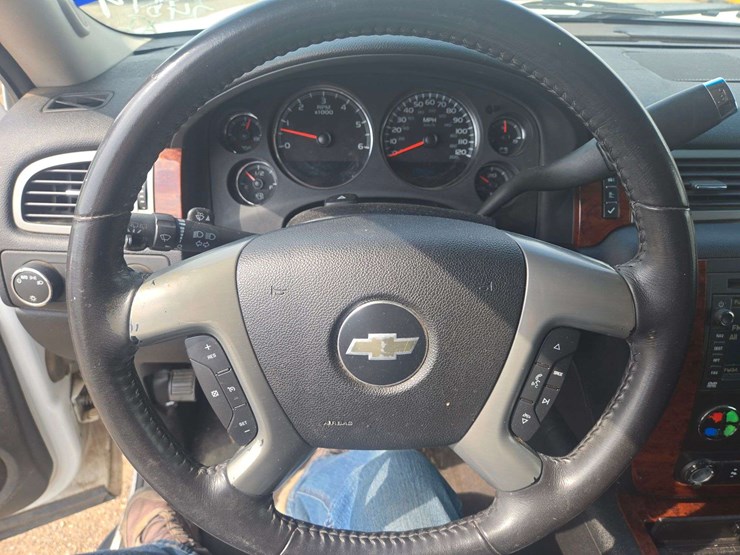2009-chevrolet-suburban-1500-image-18