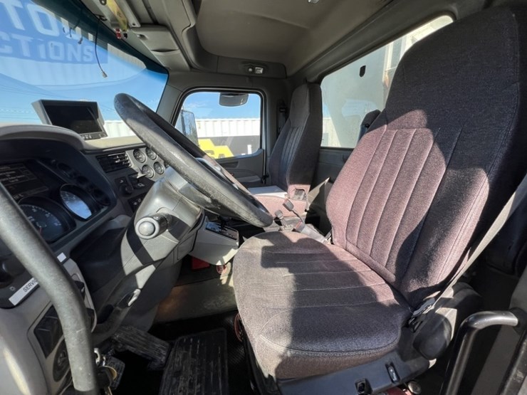 2020-peterbilt-567-image-24
