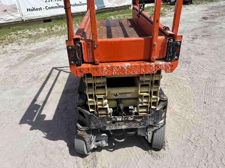 2017-jlg-1932r-image-5