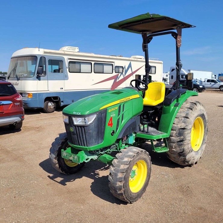 JOHN DEERE 4052M