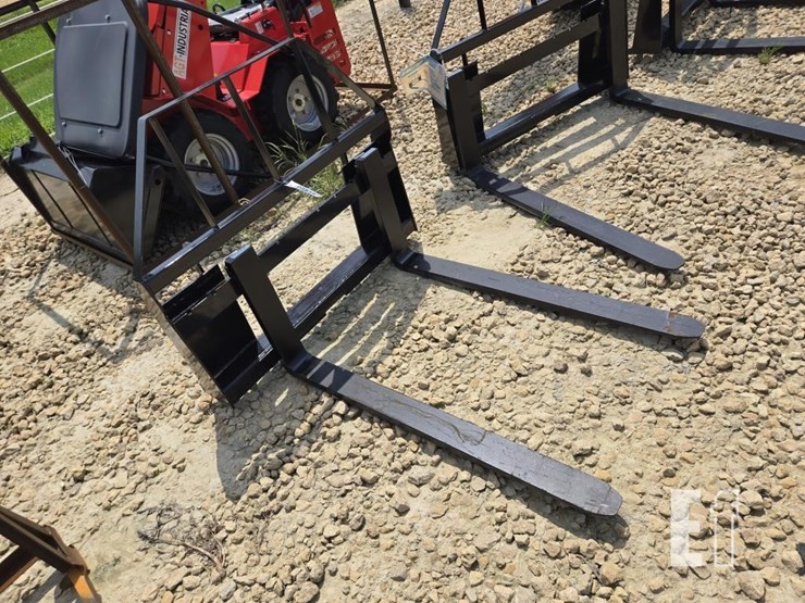 new-mower-king-skid-steer-quick-tach-pallet-forks-image-1