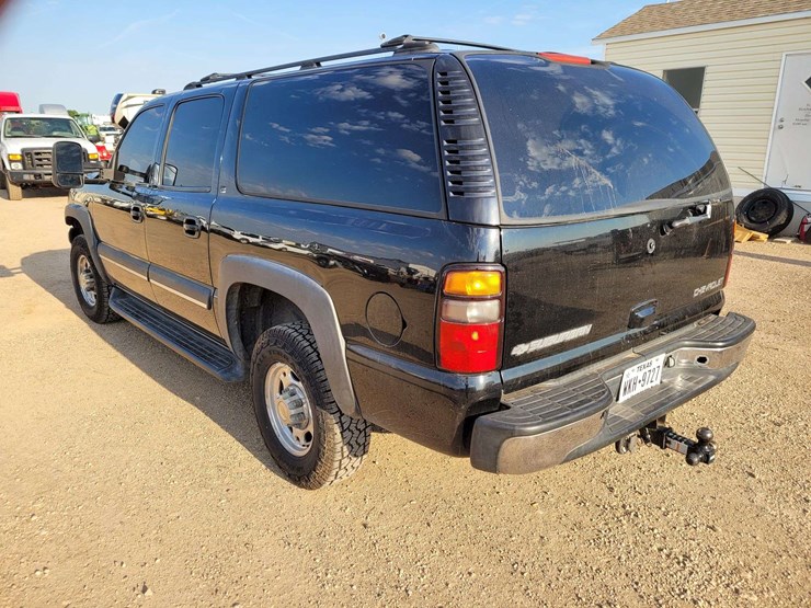 2004-chevrolet-suburban-image-5