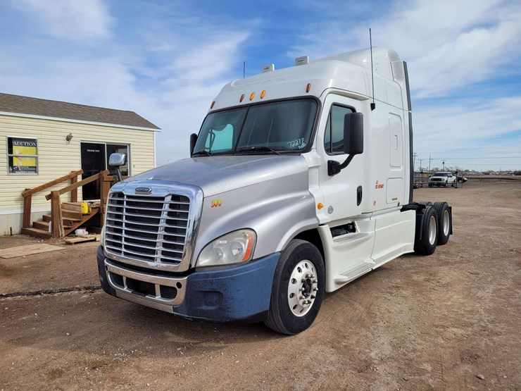 2013-freightliner-cascadia-125-image-1