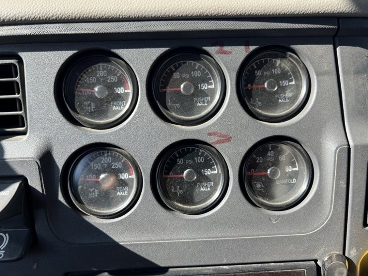 2020-peterbilt-567-image-32