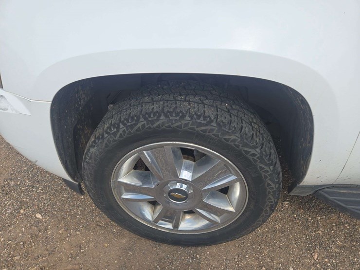 2009-chevrolet-suburban-1500-image-6