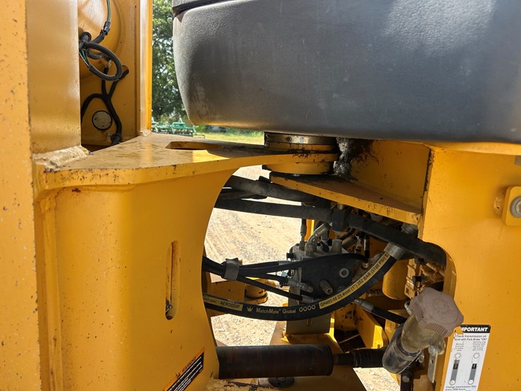 2012-deere-544k-image-21