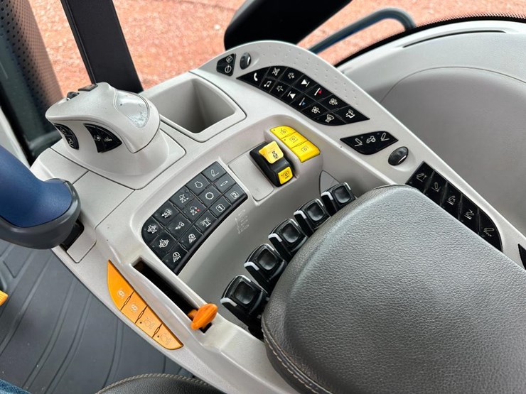 2020-new-holland-t8.320-image-65