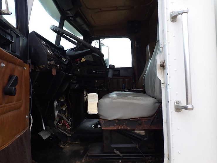 1994-freightliner-fld112-image-23
