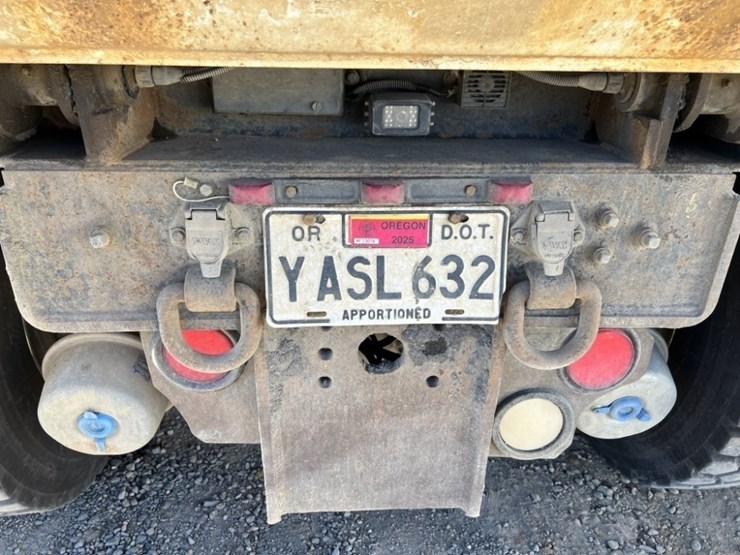 2020-peterbilt-567-image-16