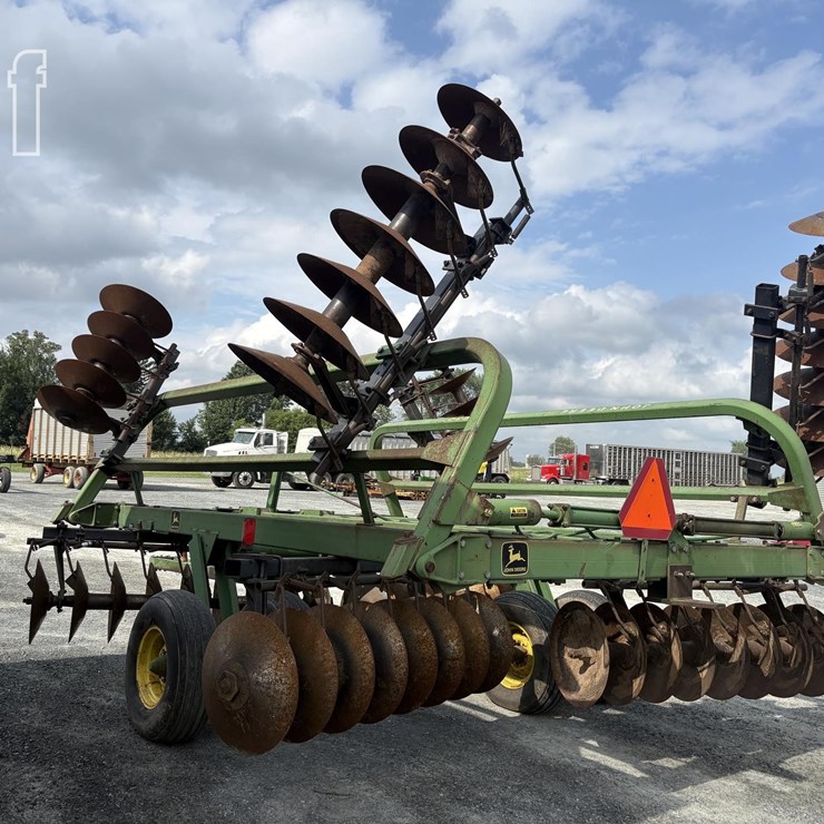 JOHN DEERE 230