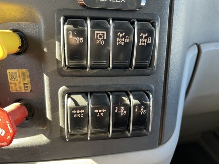 2020-peterbilt-567-image-35