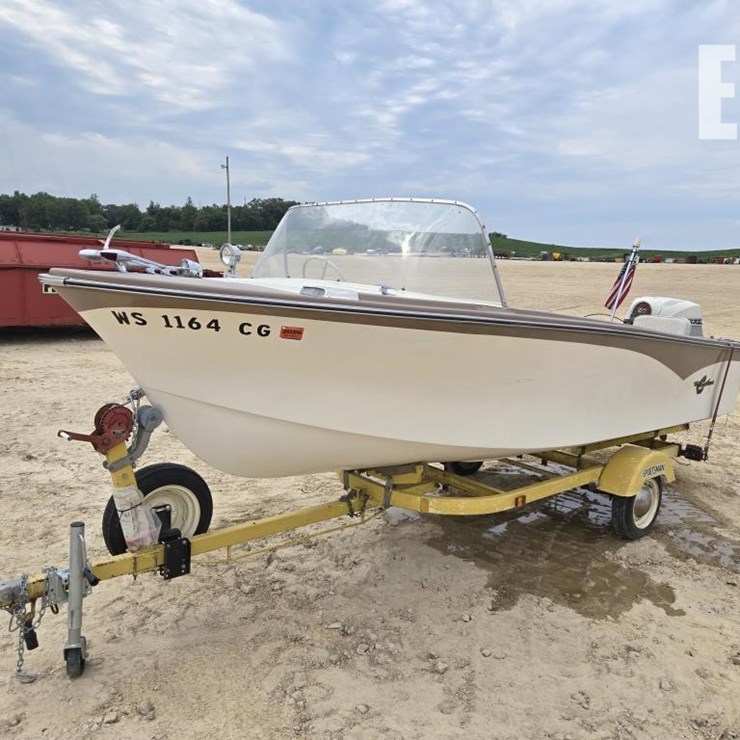 1961 CRESTLINER SPORTSMAN BOAT