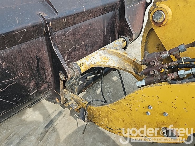 2012-caterpillar-908h-image-16