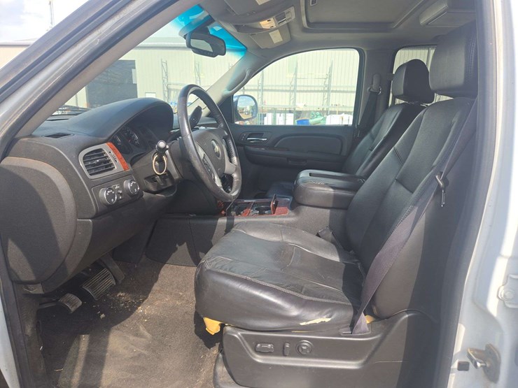 2009-chevrolet-suburban-1500-image-13