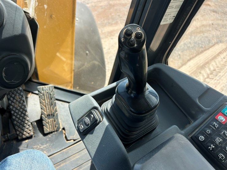 2012-deere-544k-image-31