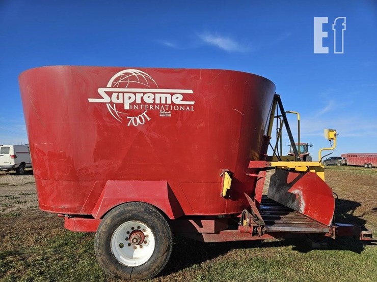 2009-supreme-intl-700t-image-1