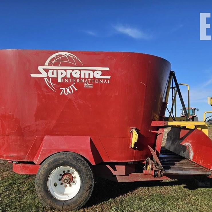 2009 SUPREME INTL 700T