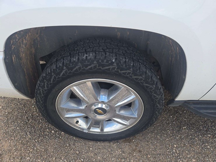 2009-chevrolet-suburban-1500-image-8