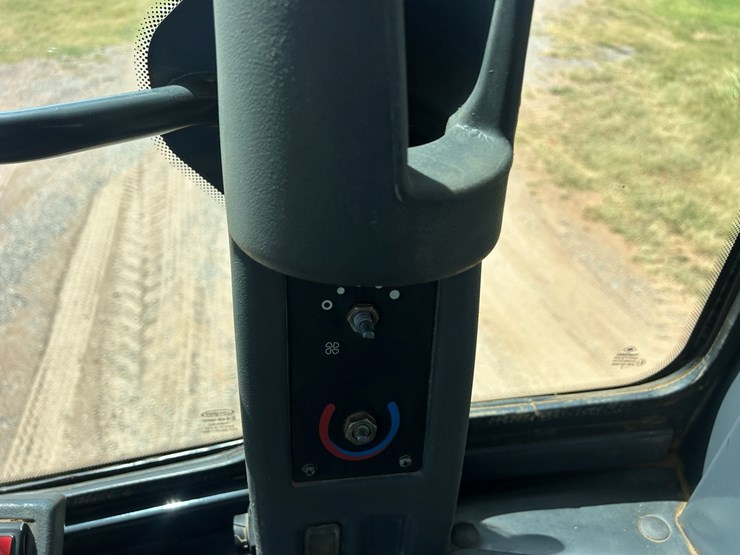 2012-deere-544k-image-27